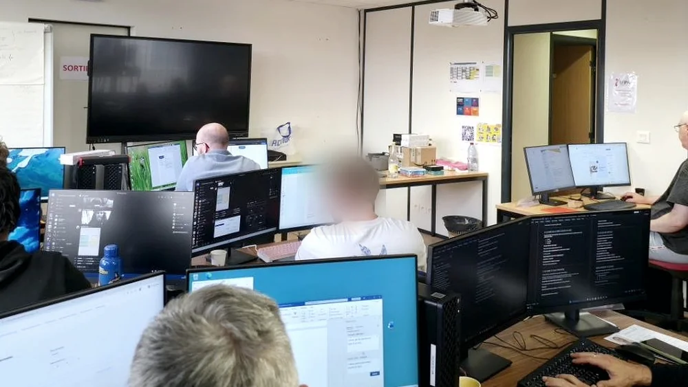 Promotion TIP 02 de l'IFPA Poitiers en situation de travail : apprenants en reconversion sur postes informatiques, formateur au fond de la salle