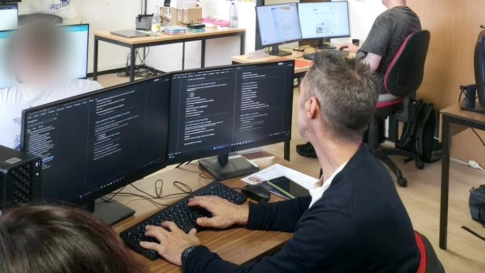Postes multi-écrans de la formation informatique IFPA Poitiers, apprenants en situation de travail sur documentation technique