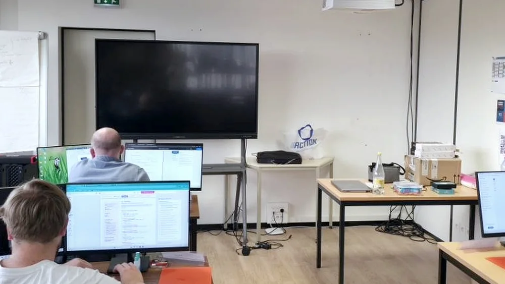 Salle de formation informatique de l'IFPA Poitiers : postes de travail, écrans, vidéoprojecteur et écran interactif pour la promotion TIP 02