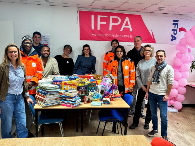 Photo de groupe de l'équipe et des apprenants de l'IFPA Poitiers, souriants dans une salle de formation