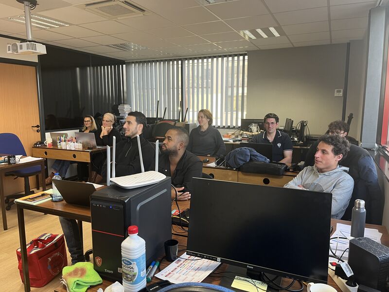 Animation d'une session de formation FPA à l'IFPA Poitiers : formatrice présentant un support à un groupe d'apprenants