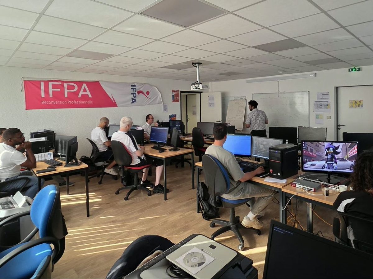Promotion TIP de l'IFPA Poitiers en formation dans la salle informatique — stagiaires en reconversion sur postes de travail, formateur au tableau