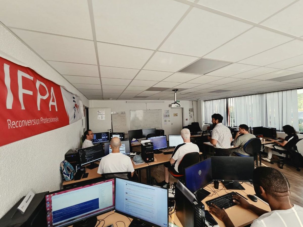 Formation Technicien d'Informatique de Proximité à Poitiers — accompagnement individuel d'un apprenant par le formateur IFPA sur poste informatique