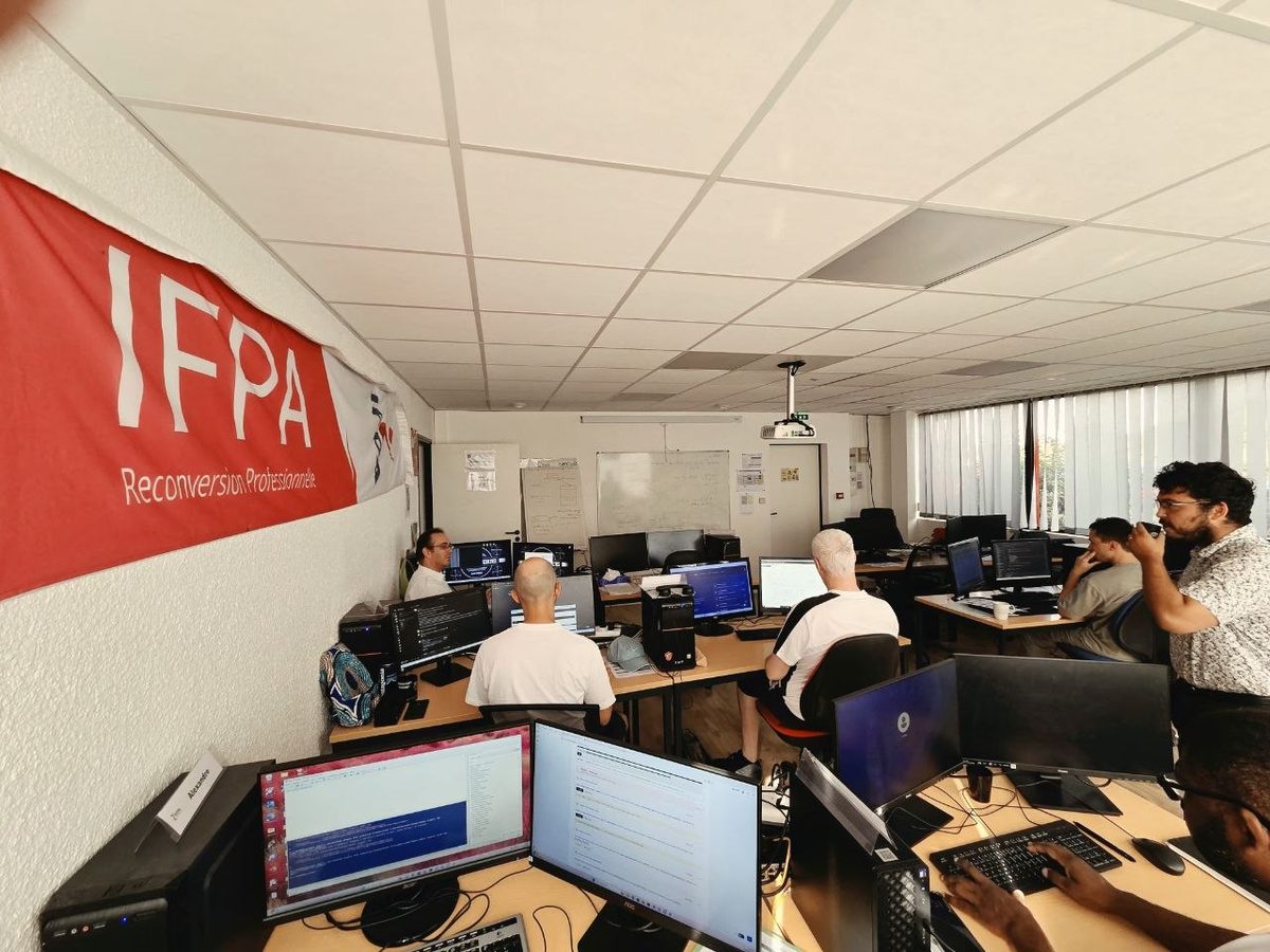 Formation Technicien Supérieur Systèmes et Réseaux à Poitiers — salle informatique IFPA, stagiaires en situation d'exploitation et d'administration