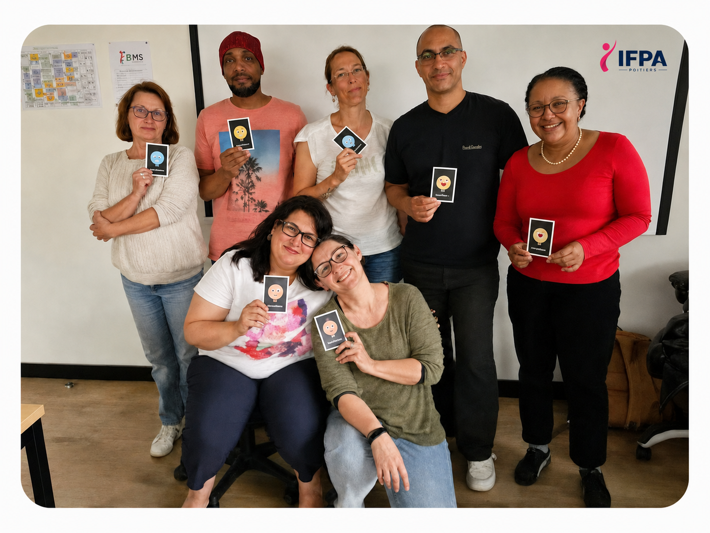 Apprenants d'une promotion qualifiante à l'IFPA Poitiers — moment convivial en fin d'atelier, équipe diverse posant avec leurs cartes de carte mentale