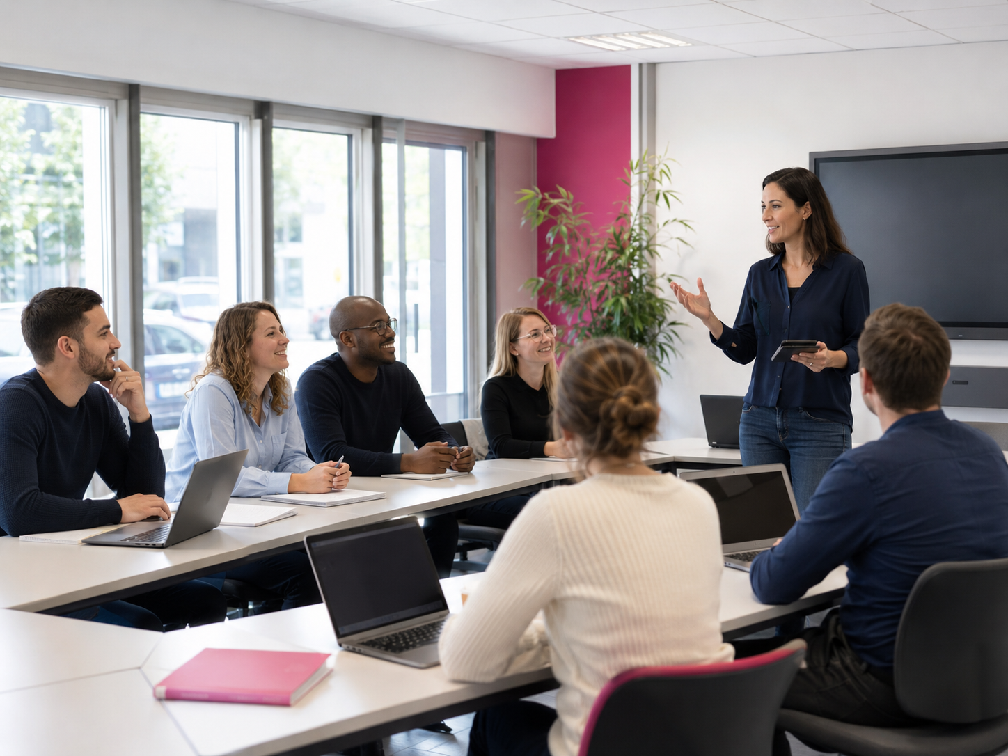 Méthode pédagogique IFPA Poitiers — formatrice animant une session interactive avec un groupe d'adultes en présentiel, alternance théorie et échanges, ambiance bienveillante et professionnelle