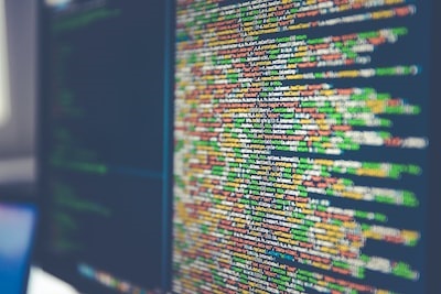 Développeur web codant sur un ordinateur portable